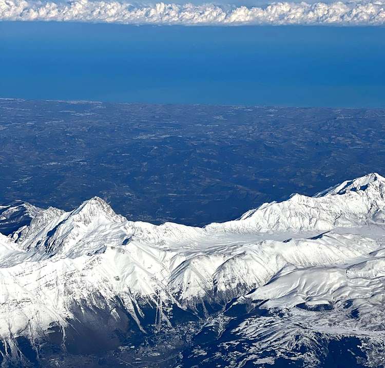 Spettacolare scatto fotografico dall'aereo, dalle bianche vette del Gran Sasso al Mar Adriatico