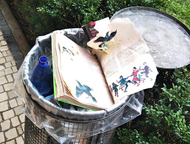 Libri condivisi della bacheca pubblica gettati tra i rifiuti a Scurcola Marsicana: "Affronto alla comunità"