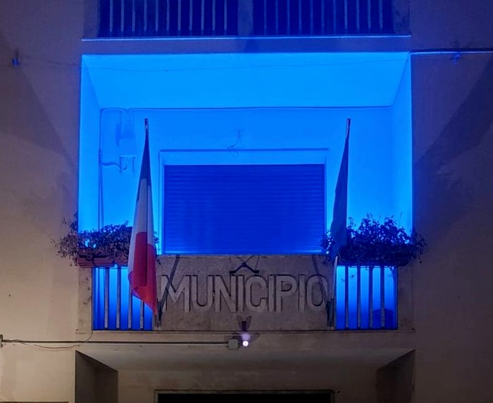 Diritti dell'infanzia e dell'adolescenza, il municipio di Sante Marie si illumina di blu