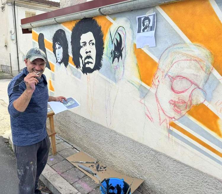 Un murale dedicato alle grande icone del rock: la street art secondo Luciano Cordischi a San Benedetto dei Marsi