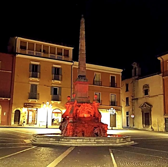 La fontana dell'Obelisco di Tagliacozzo si illumina di rosso per ricordare tutte le donne vittime di violenza