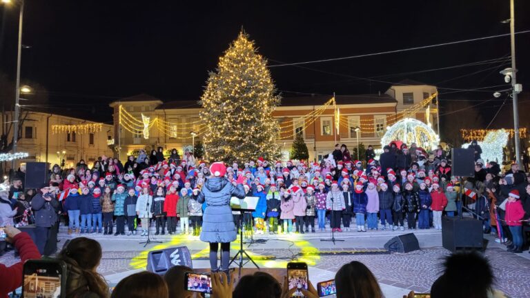 Un coro di bambini canta il Natale in piazza Risorgimento ad Avezzano