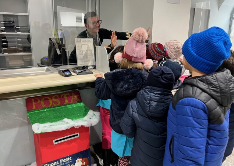 Bambini in ufficio postale a L'Aquila