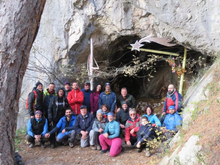 Soci del CAI di Celano davanti la grotta della Serra di Celano