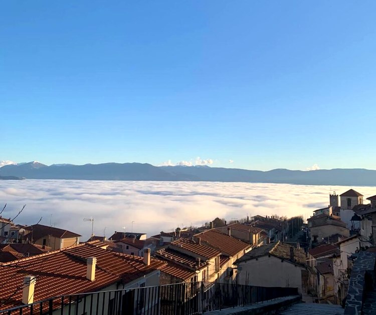 Effetto nebbia: dal borgo di Aielli la suggestione di poter tornare a vedere l'antico lago Fucino