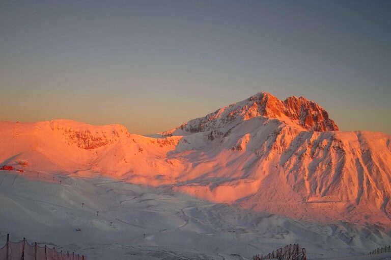 La spettacolare alba di oggi sul Gran Sasso innevato