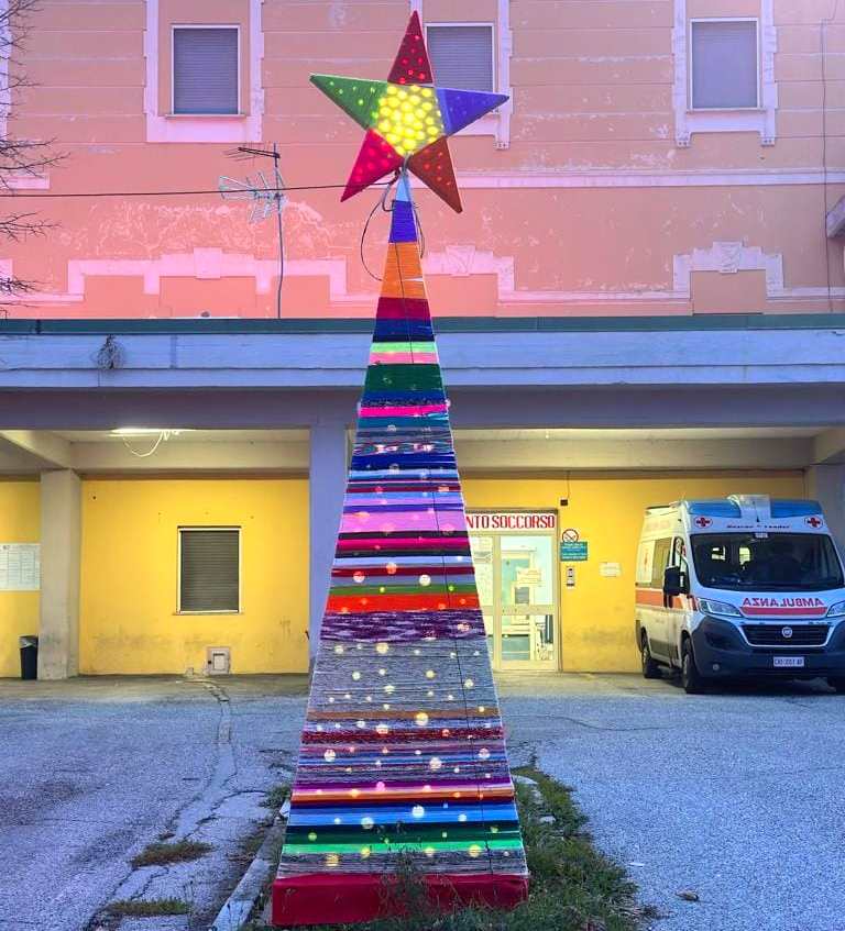Un albero di Natale speciale, realizzato da RecuperArt, allestito presso l'Ospedale di Comunità "S. Rinaldi" di Pescina