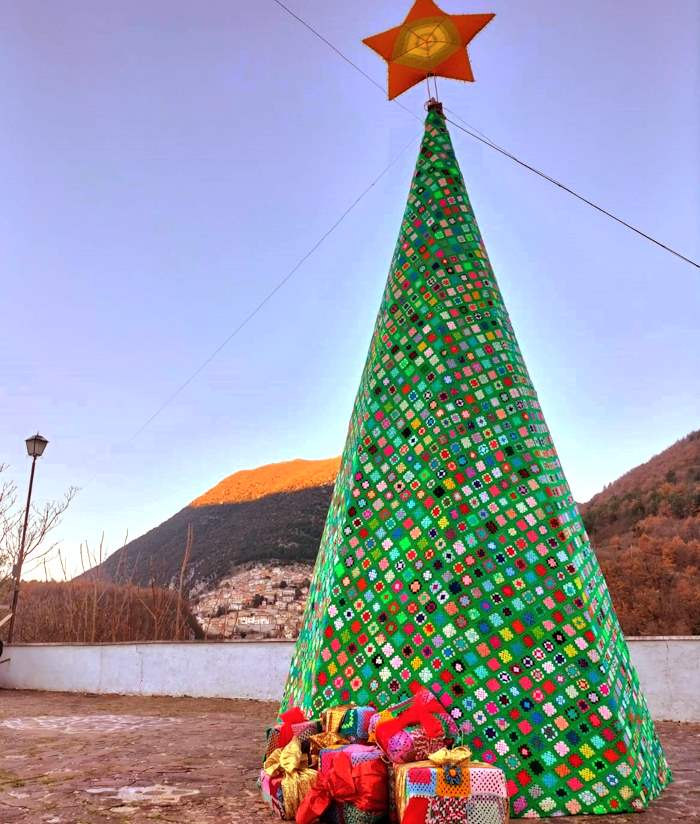 L'albero di Natale all'uncinetto di Pescocanale al terzo posto del contest social dell'Abruzzese fuori sede