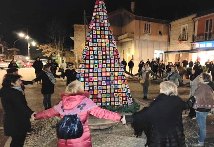 Illuminato l'albero di Natale delle 15 "uncinettine" di Pietrasecca