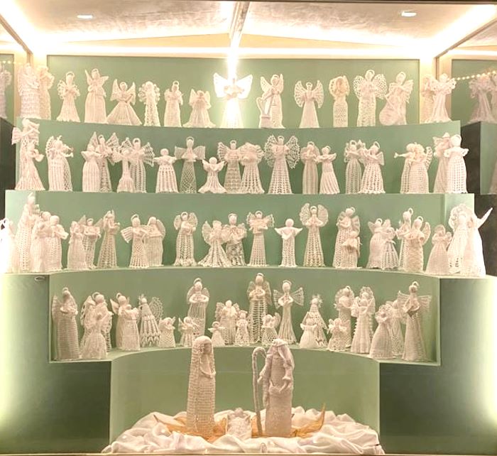 Un coro di Angeli all'uncinetto per la Natività: sono stai realizzati da 30 donne di Pescasseroli