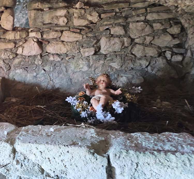 Si rinnova la tradizionale deposizione del bambino Gesù nella grotta di Sperone Vecchio