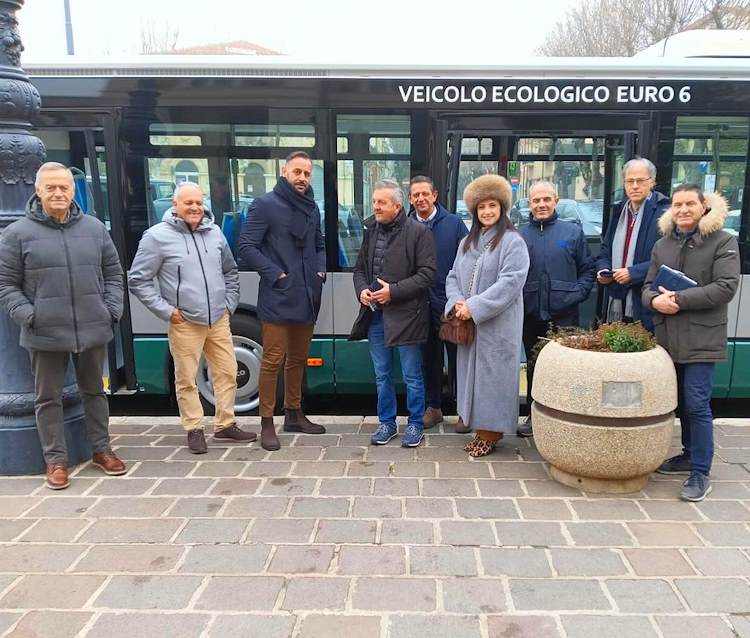 Inaugurato il nuovo autobus Euro 6 della Scav, sindaco Di Pangrazio: "Percorrerà la tratta verso le frazioni di San Pelino e Paterno"
