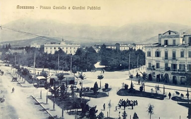 I giardini pubblici di piazza Castello e il parco di Villa Torlonia in una cartolina dei primi del '900