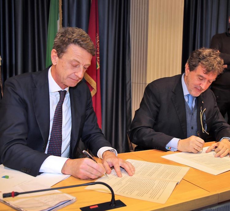 Firmato il nuovo Contratto di Servizio decennale tra Regione Abruzzo e Trenitalia, Marsilio: "Maggiori benefici per i pendolari"