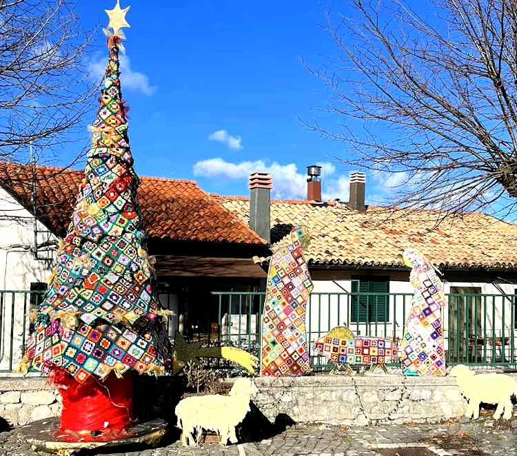 A Verrecchie albero di Natale e Natività realizzati all'uncinetto grazie al prezioso lavoro delle donne del paese