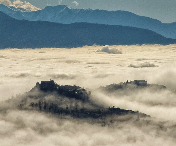 Dai monti di Massa d'Albe, Ercole Wild fotografa il mare di nebbia e nuvole che copre i paesi