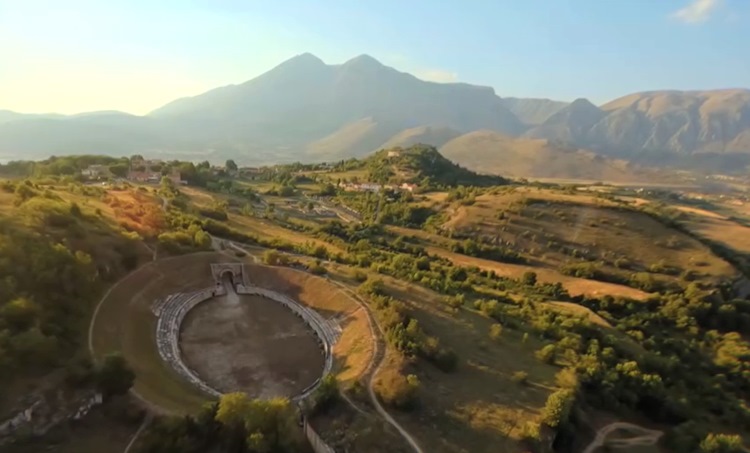 In volo sull'area archeologica di Alba Fucens, lo spettacolare video dei Musei italiani