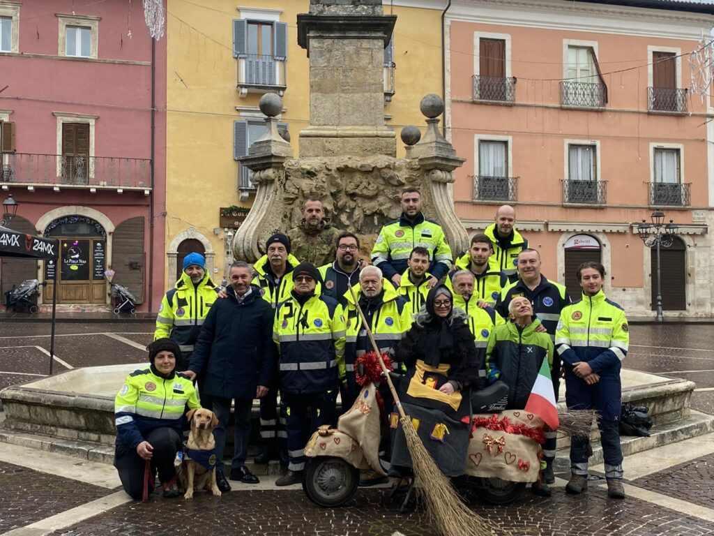 La Befana del NOVPC di Tagliacozzo è arrivata a bordo di una Vespa per distribuire doni ai bimbi in piazza dell'Obelisco