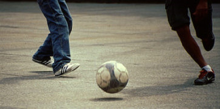 Vietato giocare a pallone nella piazza, nel parco giochi e presso la Villa Comunale di Lecce nei Marsi