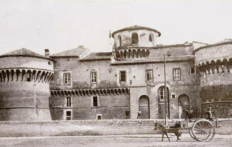 Il Castello Orsini-Colonna di Avezzano in una stampa dei primi del Novecento: com'era prima del terremoto 1915