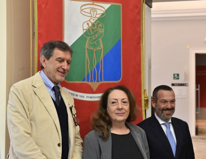 Il nuovo stemma della Regione Abruzzo a firma del maestro Mimmo Paladino con l'effigie del Guerriero di Capestrano