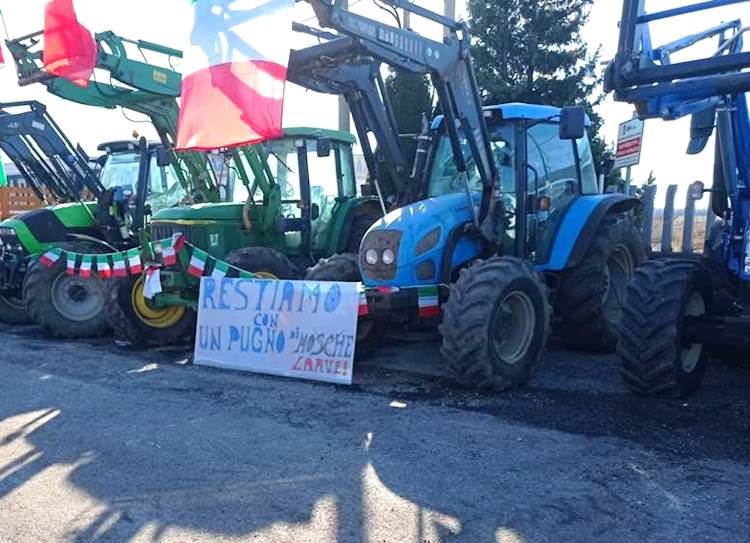 Protesta agricoltori/allevatori all'uscita dell'A25 Aielli-Celano, sindaco Tedeschi: "A tutti la nostra vicinanza"