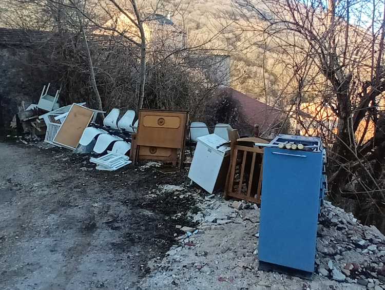 Vecchie sedie, mobili rotti e altri rifiuti: piccola discarica segnalata a Corcumello