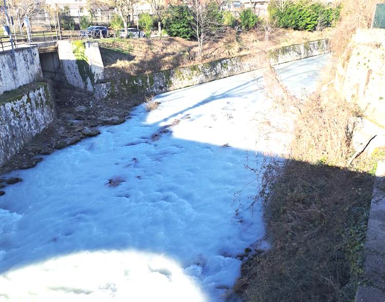 Un'ondata di schiuma bianca ha invaso le acque del fiume Liri a Civitella Roveto