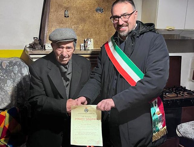 Sebastiano D'Eramo compie 100 anni, il sindaco di Scurcola Marsicana consegna una pergamena per celebrare un secolo di vita