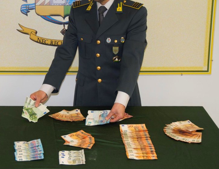 Sempre più denaro falso in circolazione, sequestro della Guardia di Finanza: "Taglio da 50 euro il più scambiato"