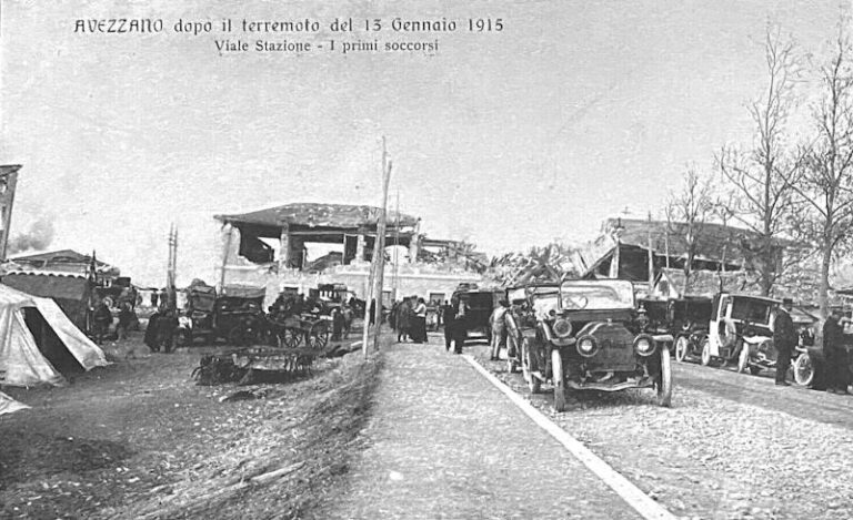 La stazione ferroviaria di Avezzano ridotta in macerie dopo il terremoto del 13 Gennaio 1915