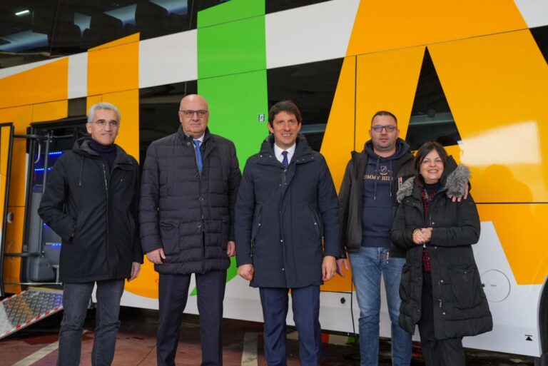 Presentazione del nuovo autobus bipiano da 85 posti della TUA