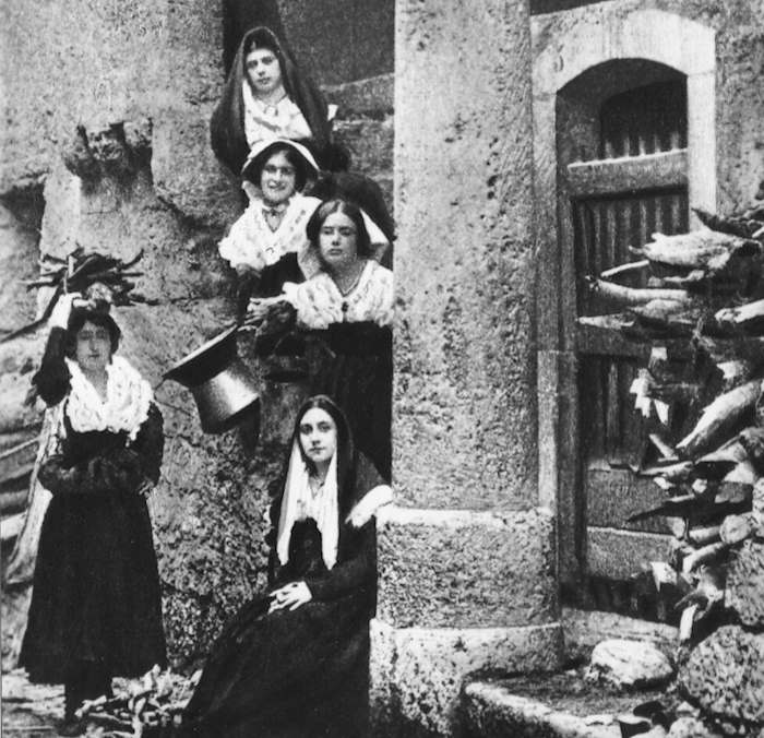 Donne di Pescasseroli con il costume tradizionale e l'immancabile conca in un'immagine d'epoca