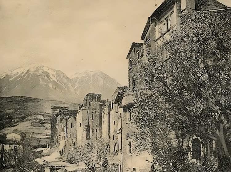 Uno scorcio di Magliano de' Marsi e di monte Velino in una storica fotografia dei primi del Novecento