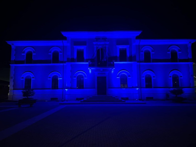 "Stop alle bombe sui civili", il Municipio di Carsoli illuminato di blu per la Giornata nazionale vittime civili delle guerre
