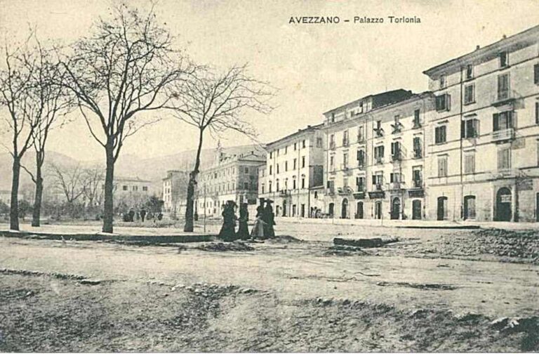 Un'immagine storica di Piazza Torlonia: il fascino di Avezzano prima del terremoto 1915