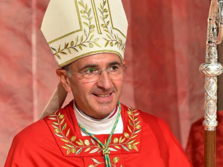 Veglia di Pentecoste ad Avezzano: Il Vescovo Giovanni Massaro presiede la celebrazione nella cattedrale