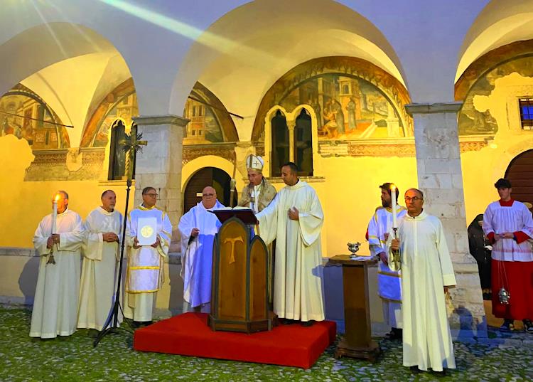 Il vescovo Giovanni conclude le manifestazioni per gli 800 anni del Natale di Greccio presso la chiesa di San Francesco a Tagliacozzo