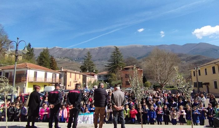Festa dell'Albero a Morino: gli alunni hanno piantato un ulivo per ogni bambino nato in paese nel 2023