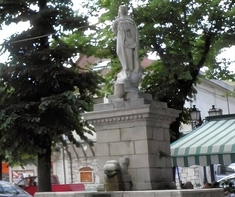 Il Comune di Pescasseroli ha deciso di restaurare la Fontana di Piazza Sant'Antonio, realizzata a partire dal 1875