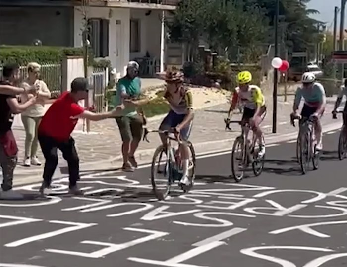 Arrosticini offerti al volo ai ciclisti impegnati nel Giro d'Abruzzo (video)