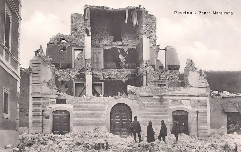 Le rovine della sede della Banca Marsicana di Pescina distrutta dal terremoto del 1915
