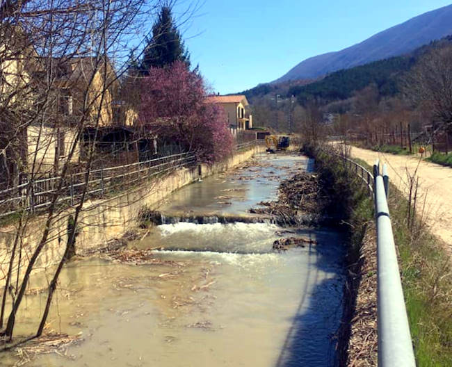 Passerella pedonale sul fiume Turano inagibile, il Comune di Carsoli vieta di utilizzarla