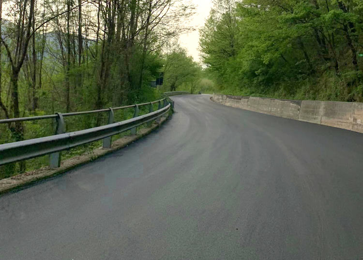Lavori di ripristino di tratti d'asfalto sulla SR82 nel territorio comunale di Canistro in vista del Giro d'Italia