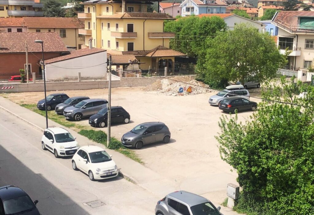 parcheggio su Via Massimiliano Kolbe a Borgo Pineta