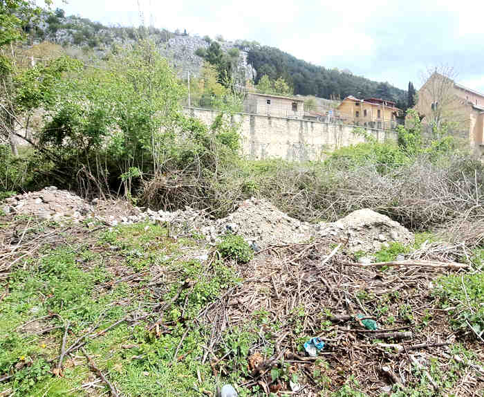 Cumuli di rifiuti inerti abbandonati a Petrella Liri: "Il nostro paese non è una discarica"
