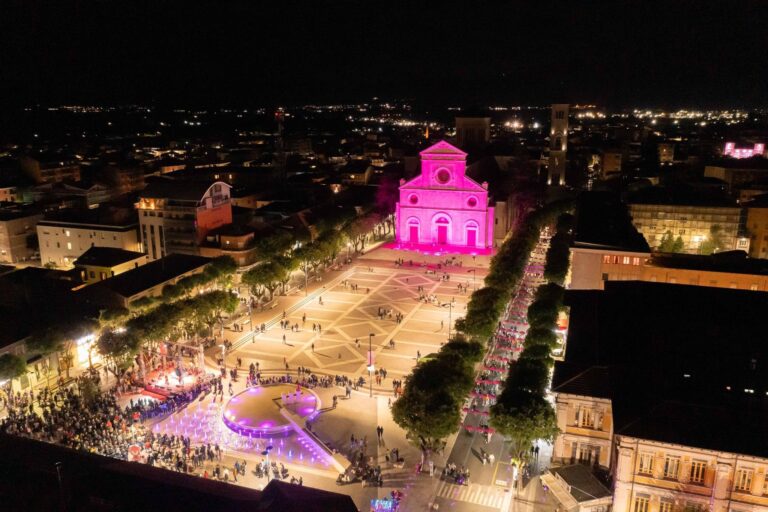 La notte rosa rende magica Avezzano: città strapiena in attesa della partenza del giro 