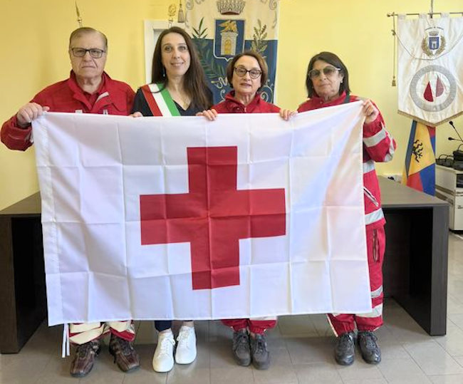 La Croce Rossa di Carsoli consegna la bandiera da esporre dal Palazzo Comunale, sindaca Nazzarro: "Per celebrare l'instancabile lavoro dei volontari"