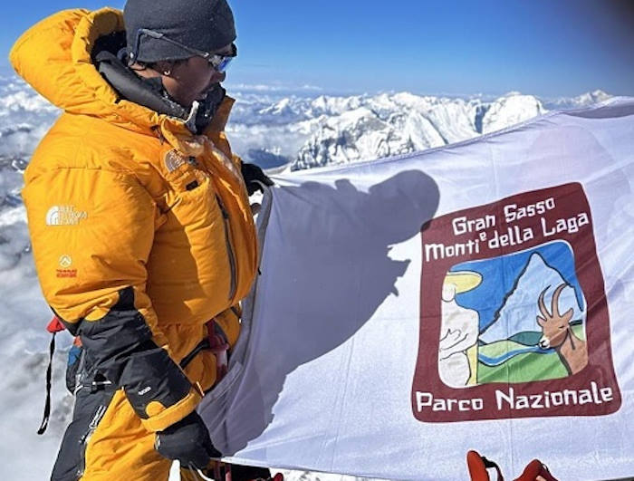 La bandiera del Parco Nazionale del Gran Sasso raggiunge la vetta dell'Everest grazie a Phurba Tenjing Sherpa