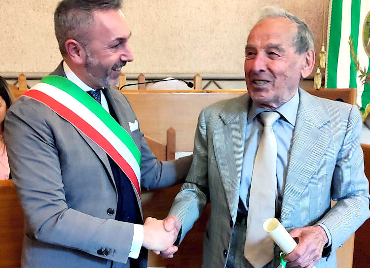 Tagliacozzo rende onore al ciclista Firminio Fasciani che, a 94 anni, macina ancora chilometri con la sua bicicletta da corsa